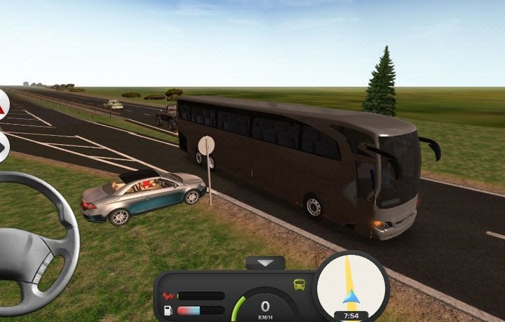 大巴车超速驾驶引发交通事故