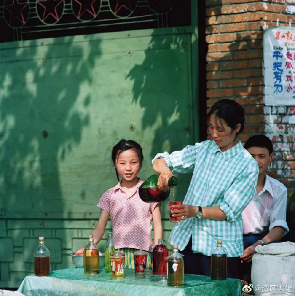 80年代，成都街头卖饮料的母女