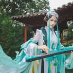 剑网三长歌门琴娘Cosplay，这是一套热到假发都一缕一缕的季节，我穿着有派瑞的衣服在外面上蹿下跳