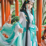 剑网三长歌门琴娘Cosplay，这是一套热到假发都一缕一缕的季节，我穿着有派瑞的衣服在外面上蹿下跳