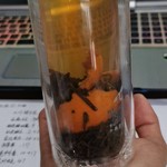 杯子在手上拍了一下后……